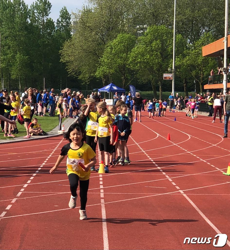 본문 이미지 - 체육 동호회원은 매주 지역 대항 전문 경기에 참여 가능하다. 육상 동호회 회원인 아이가 경기에 참여했다.