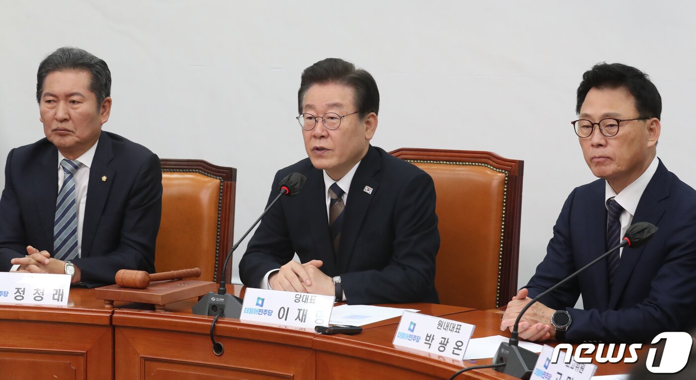 본문 이미지 - 이재명 더불어민주당 대표가 15일 오전 서울 여의도 국회에서 열린 최고위원회의에서 발언을 하고 있다. 2023.5.15/뉴스 ⓒ News1 송원영 기자
