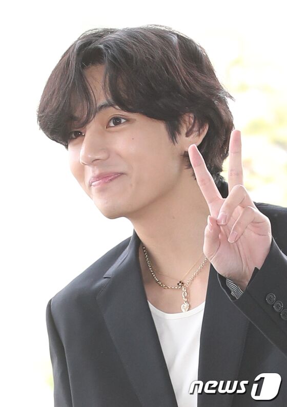 방탄소년단(BTS) 뷔가 해외 일정을 위해 15일 오전 인천국제공항에 도착해 프랑스 파리로 출국하기 전 시그니처 포즈인 브이를 그리고 있다. © News1 권현진 기자