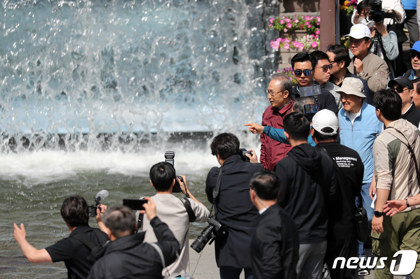 (서울=뉴스1) 이승배 기자 = 이명박 전 대통령이 15일 서울 중구 청계광장에서 열린 '청계천 걷기 행사'에 참석해 청계천을 둘러보고 있다.청계천을 사랑하는 모임(청사모)이 주관 …