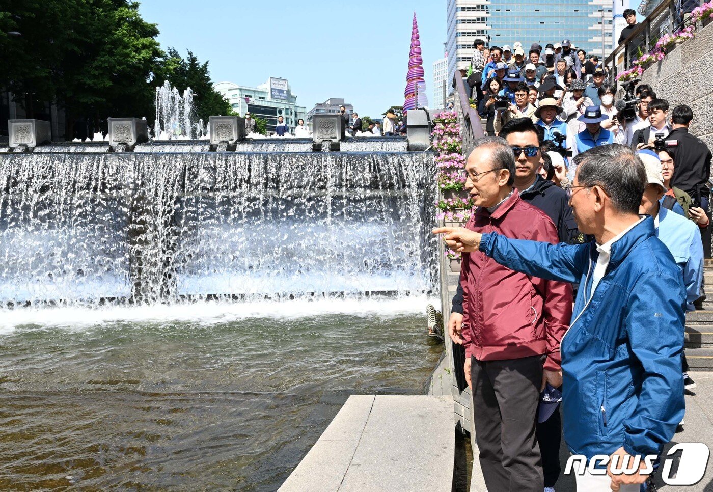 본문 이미지 - 이명박 전 대통령이 15일 서울시장 재임 당시 청계천 복원사업에 함께했던 서울시 공무원 모임인 '청계천을 사랑하는 모임(청사모)' 구성원 등과 서울 청계천을 산책하고 있다. 청계천 복원사업은 이 전 대통령의 서울시장 재임 시절 대표적인 치적 중 하나로 꼽힌다. (공동취재) 2023.5.15/뉴스1 ⓒ News1 이승배 기자