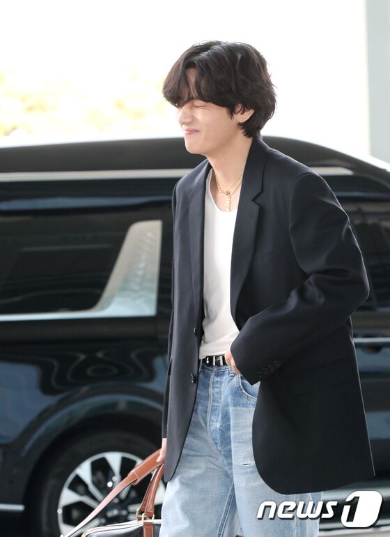 방탄소년단(BTS) 뷔가 해외 일정을 위해 15일 오전 인천국제공항을 통해 프랑스 파리로 출국하고 있다. © News1 권현진 기자