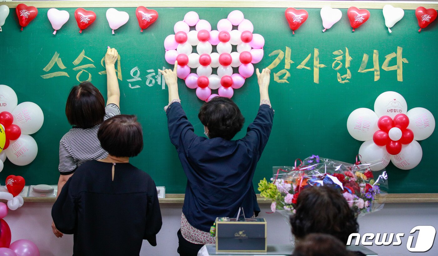 본문 이미지 - 스승의날인 15일 서울 마포구 일성여자중고등학교 고1학년 1반에서 학생들이 담임선생님을 위해 칠판을 꾸미고 있다. 2023.5.15/뉴스1 ⓒ News1 안은나 기자