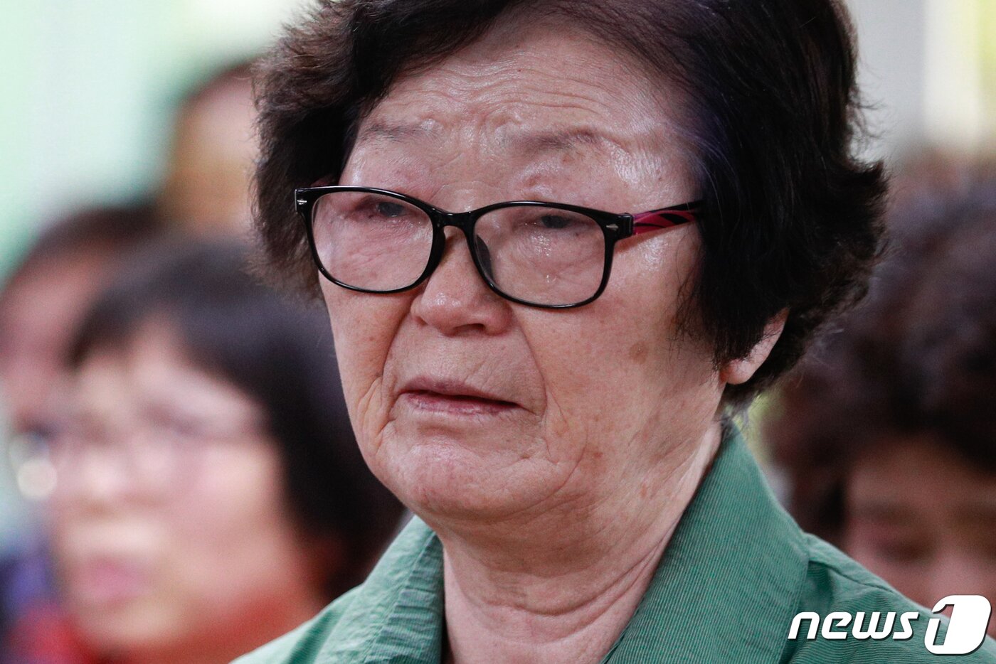 본문 이미지 - 스승의날인 15일 서울 마포구 일성여자중고등학교 고1학년 1반에서 한 만학도가 '스승의 은혜'를 부르던 중 눈물을 흘리고 있다. 2023.5.15/뉴스1 ⓒ News1 안은나 기자
