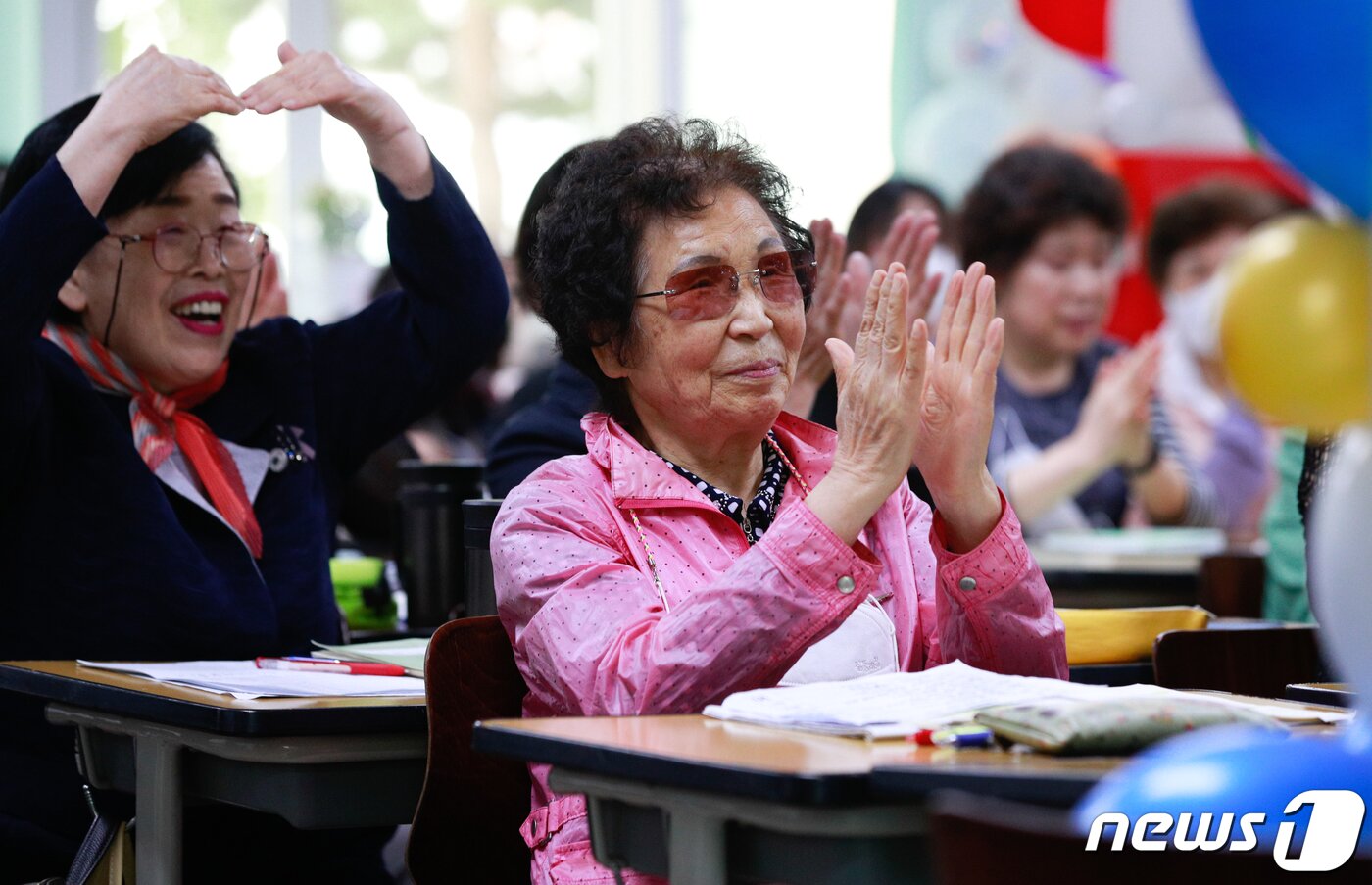 본문 이미지 - 스승의날인 15일 서울 마포구 일성여자중고등학교 고1학년 1반에서 학생들이 졸업생 격려사를 들은 뒤 손뼉치고 있다.  2023.5.15/뉴스1 ⓒ News1 안은나 기자