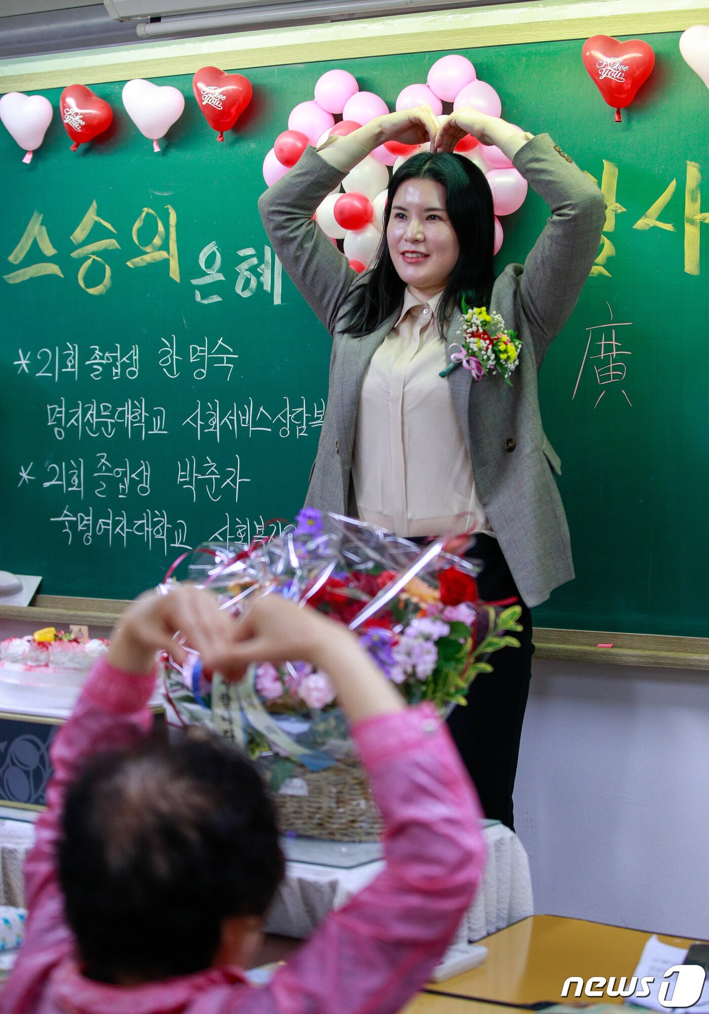 본문 이미지 - 스승의날인 15일 서울 마포구 일성여자중고등학교 고1학년 1반에서 장성연 담임선생님과 학생들이 서로 하트 포즈를 하고 있다. 2023.5.15/뉴스1 ⓒ News1 안은나 기자