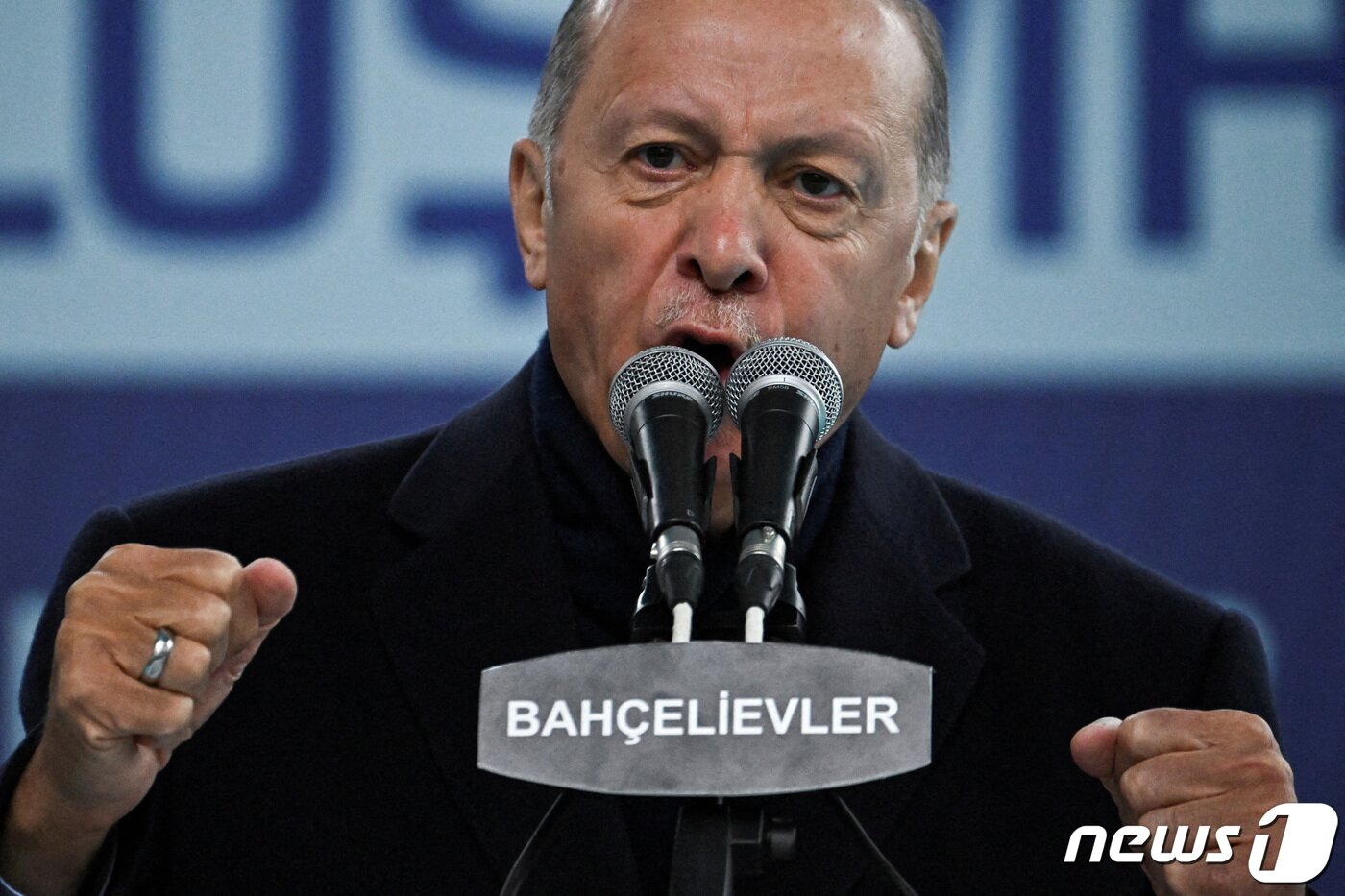 본문 이미지 - 14일(현지시간) 튀르키예에서 대선이 진행된 가운데 레제프 타이이프 에르도안 튀르키예 대통령이 지지자들을향해 연설을 펼치고 있다. ⓒ 로이터=뉴스1 ⓒ News1 정윤영 기자