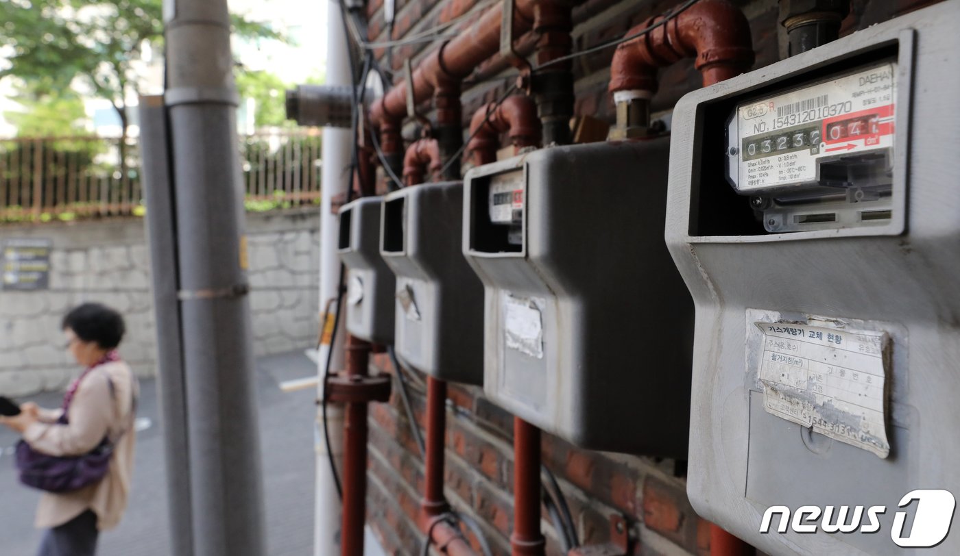 본문 이미지 - 정부가 전기·가스 요금 인상안을 발표한 15일 서울 종로구의 주택가에 가스계량기가 설치돼 있다. 2023.5.15/뉴스1 ⓒ News1 이승배 기자