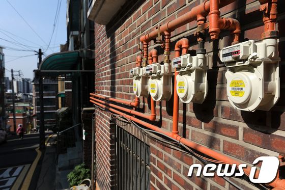 15일 서울 종로구의 주택가에 가스계량기가 설치돼 있다.2023.5.15/뉴스1 © News1 이승배 기자