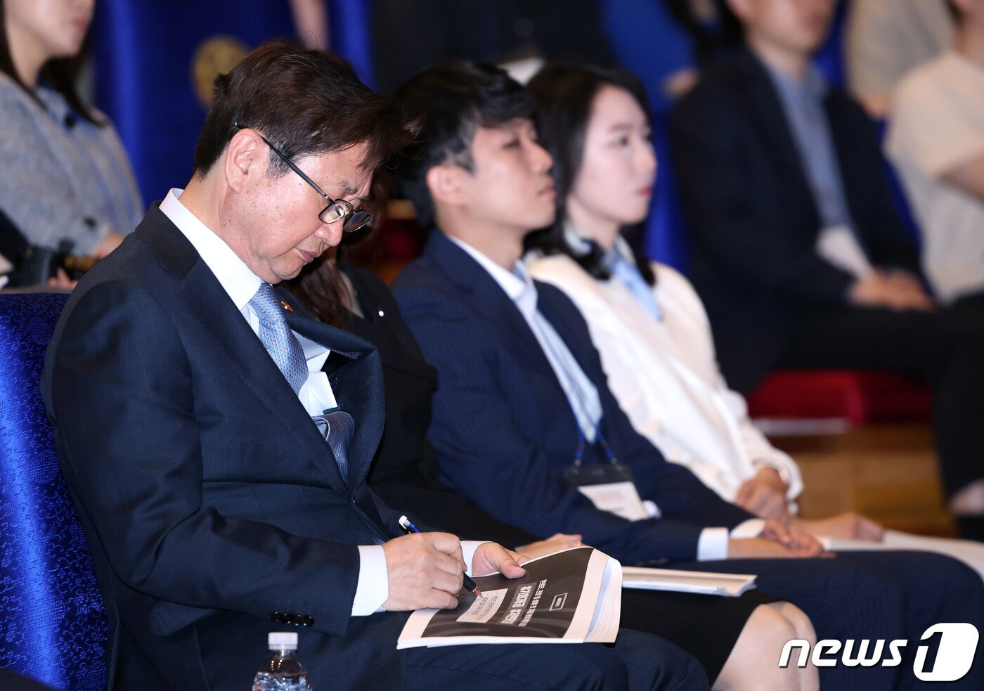 본문 이미지 - 박보균 문화체육관광부 장관이 15일 서울 서초동 풍류사랑방에서 열린 '2023 청년문화포럼'에서 청년들의 발언을 메모하고 있다.