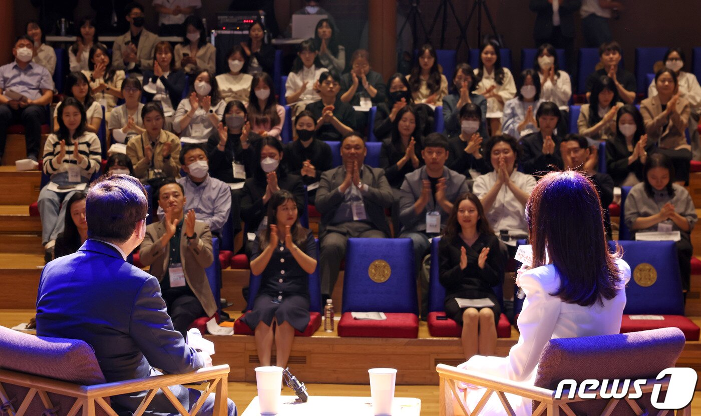 본문 이미지 - 박보균 문화체육관광부 장관이 15일 서울 서초동 풍류사랑방에서 열린 '2023 청년문화포럼'에서 청년들의 이야기를 경청하고 있다. (제공 문화체육관광부)