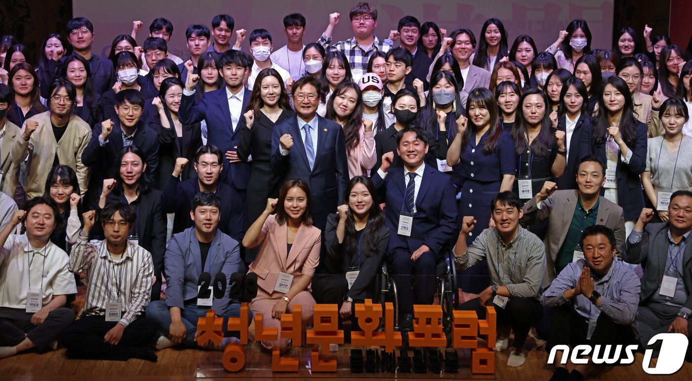 본문 이미지 - 박보균 문화체육관광부 장관이 15일 서울 서초동 풍류사랑방에서 열린 '2023 청년문화포럼'에서 기념촬영하고 있다. (제공 문화체육관광부)