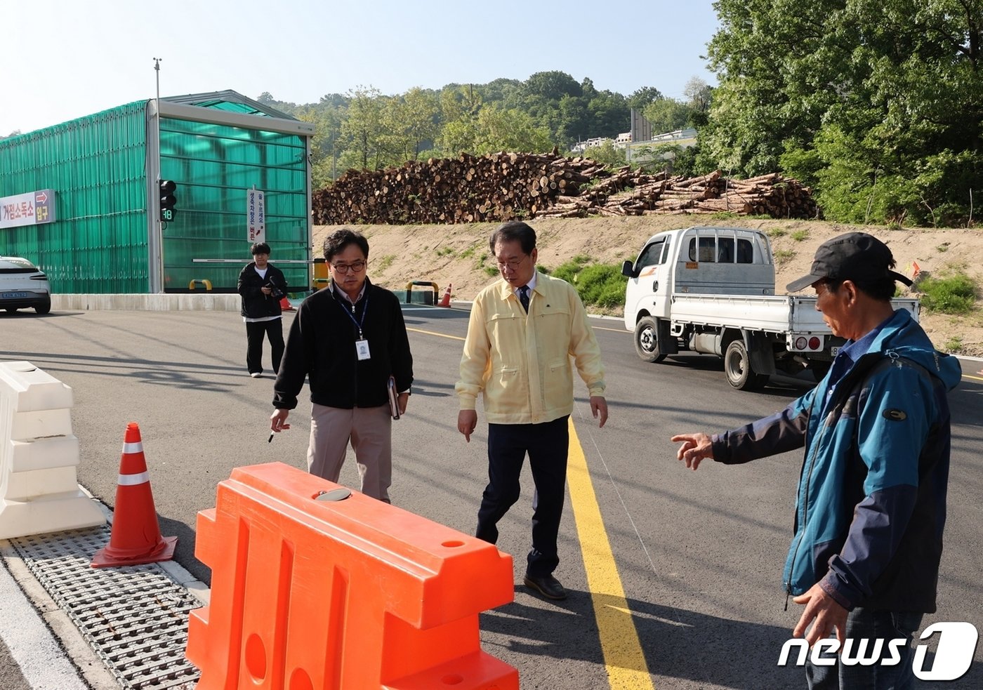 송인헌 충북 괴산군수가 구제역 거점소독소를 찾아 현장을 살피고 있다.&#40;괴산군 제공&#41;/뉴스1