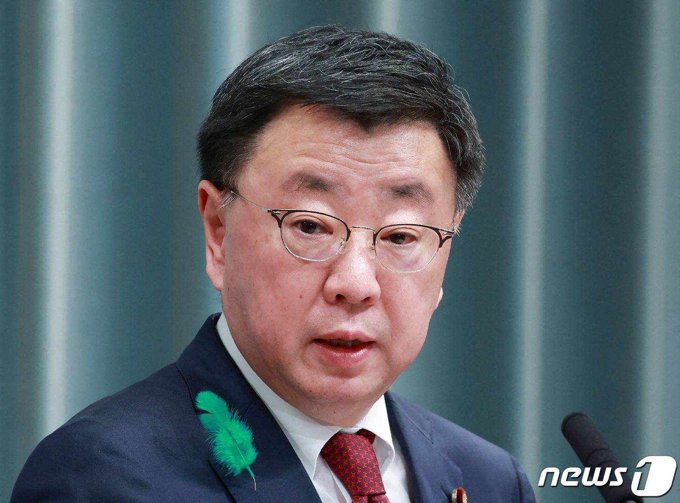 본문 이미지 - 마쓰노 히로카즈 일본 관방장관이 기자회견에서 답변하고 있다. 2023.04.19 ⓒ AFP=뉴스1 ⓒ News1 권진영 기자