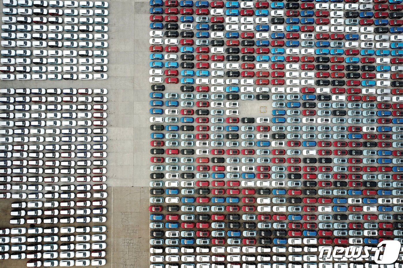 본문 이미지 - 선적을 위해 중국의 주요항구인 리엔윈깡에 대기하고 있는 차량들. ⓒ 로이터=뉴스1 ⓒ News1 박형기 기자