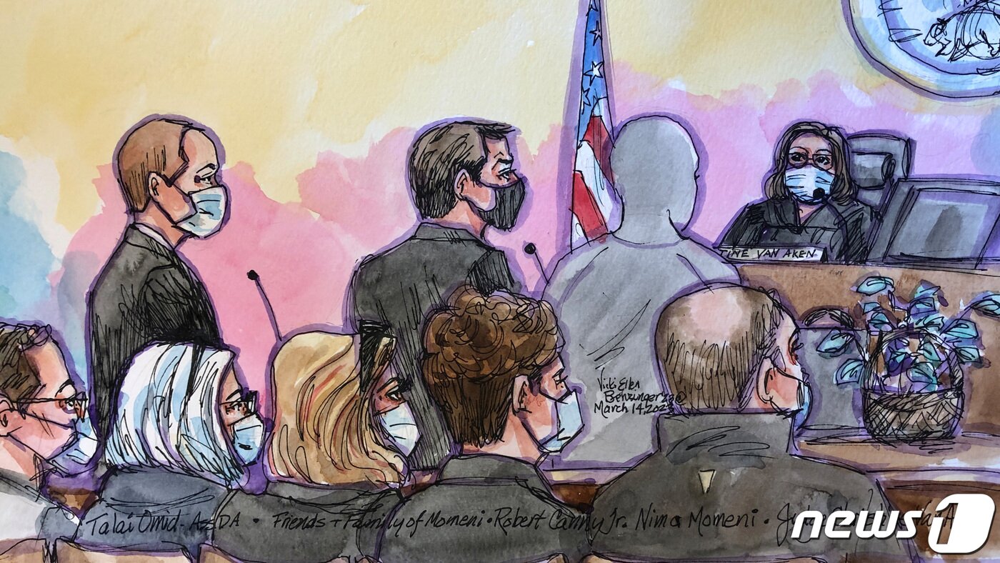 본문 이미지 - 미국 모바일 결제 서비스 '캐시앱'(Cash App)의 창업자 밥 리(43)의 살인범 니마 모메니(38)가 미국 캘리포니아주 샌프란시스코 법원에 출석해 증언하고 있다. 사진은 당시 재판 스케치. ⓒ 로이터=뉴스1 ⓒ News1 박재하 기자