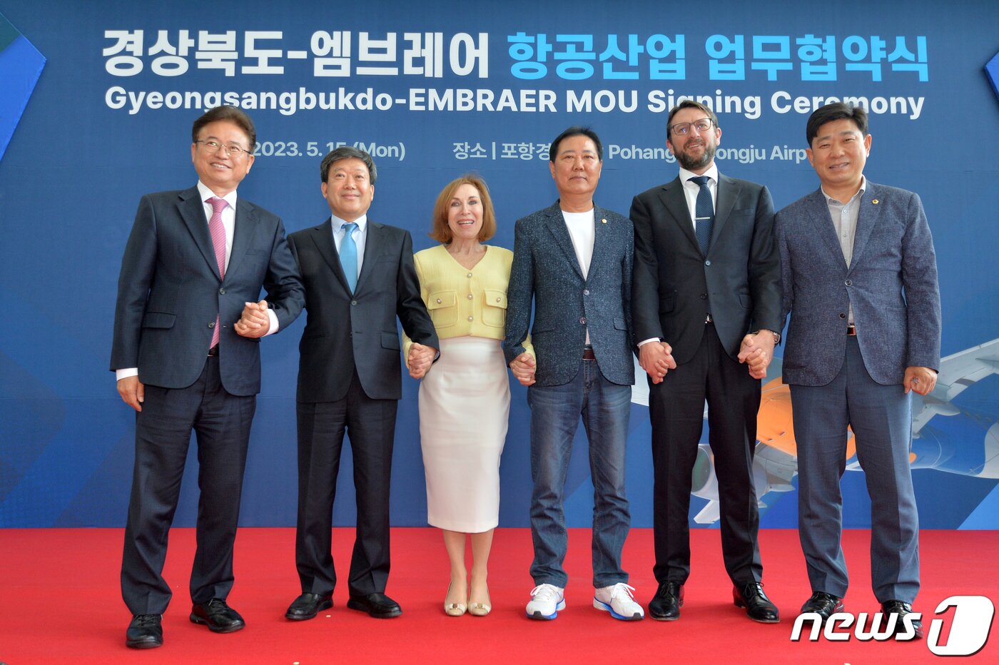 본문 이미지 - 이철우 경북지사와 홈즈 엠브레어 총괄 부사장, 마시어 도너 주한 브라질 대사 등 내빈들이 15일 경북 포항경주공항에서 열린 '항공산업 협력 업무협약식을 마친 후 기념촬영을 하고 있다. 이날 업무협약식을 마친 이철우 지사와 마시아 도너 주한 브리질 대사와 내빈 등은 엠브레어의 주력 제트여객기인 E190-E2타고 울릉도까지 약 80분간 선회비행을 했다.왼쪽부터 이철우 경북지사, 남한권 울릉군수, 마시아 도너 주한 브라질 대사. 남진복 경북도의원(울릉군), 홈즈 엠브레어 총괄 부사장, 박용선 경북도의회부의장.2023.5.15/뉴스1 ⓒ News1 최창호 기자