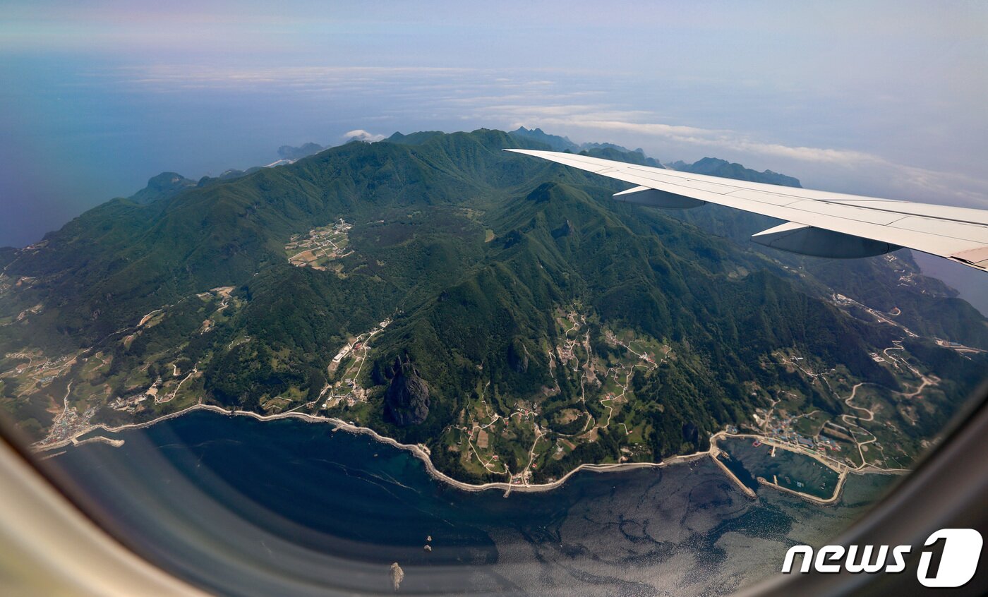 본문 이미지 - 15일 경북 포항경주공항에서 이륙한 브라질 엠브레어 제트 여객기가 울릉도 상공을 선회하고 있다. 이날 경북도와 엠브레어는 '항공산업 협력 업무협약식'을 체결했다. 이철우 도지사와 마시아 도너 주한 브라질 대사, 홈즈 엠브레어 총괄 부사장 등 내빈들은 업무협약 후 엠브레어의 주력 제트여객기인 E190-E2를 타고 울릉도까지 약 80분간 선회비행을 했다. 2023.5.15/뉴스1 ⓒ News1 최창호 기자