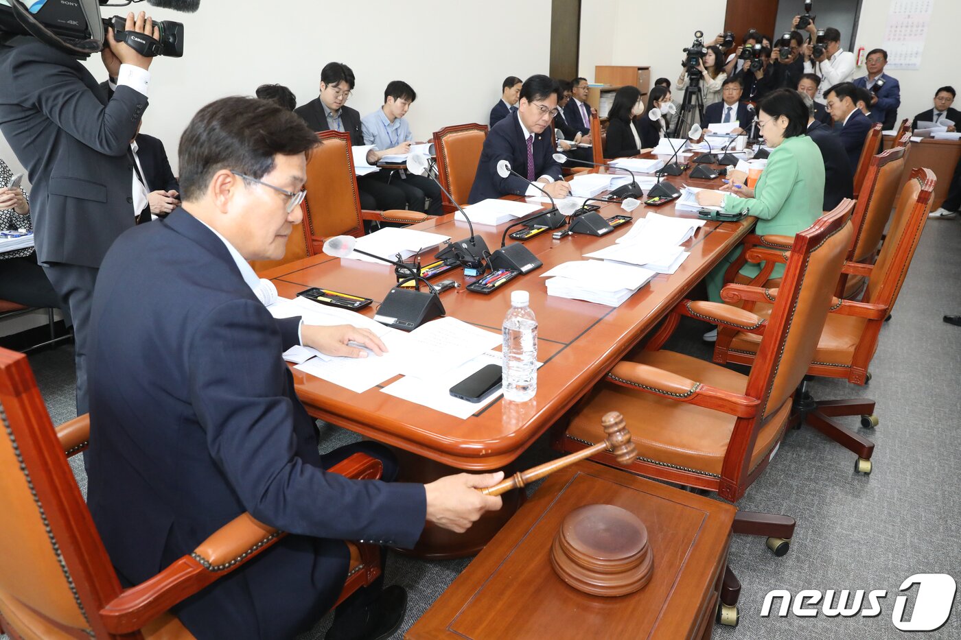본문 이미지 - 신동근 국회 기재위 경제재정소위원장이 15일 오후 서울 여의도 국회에서 열린 기획재정위원회 경제재정소위원회에서 의사봉을 두드리고 있다. 2023.5.15/뉴스1 ⓒ News1 송원영 기자