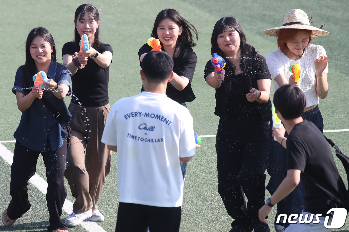 (대구=뉴스1) 공정식 기자 = 15일 오후 대구 달서구 계명대학교 성서캠퍼스에서 열린 2023학년도 대동제 첫날 학생들이 물총싸움을 하며 더위를 식히고 있다. 2023.5.15/ …