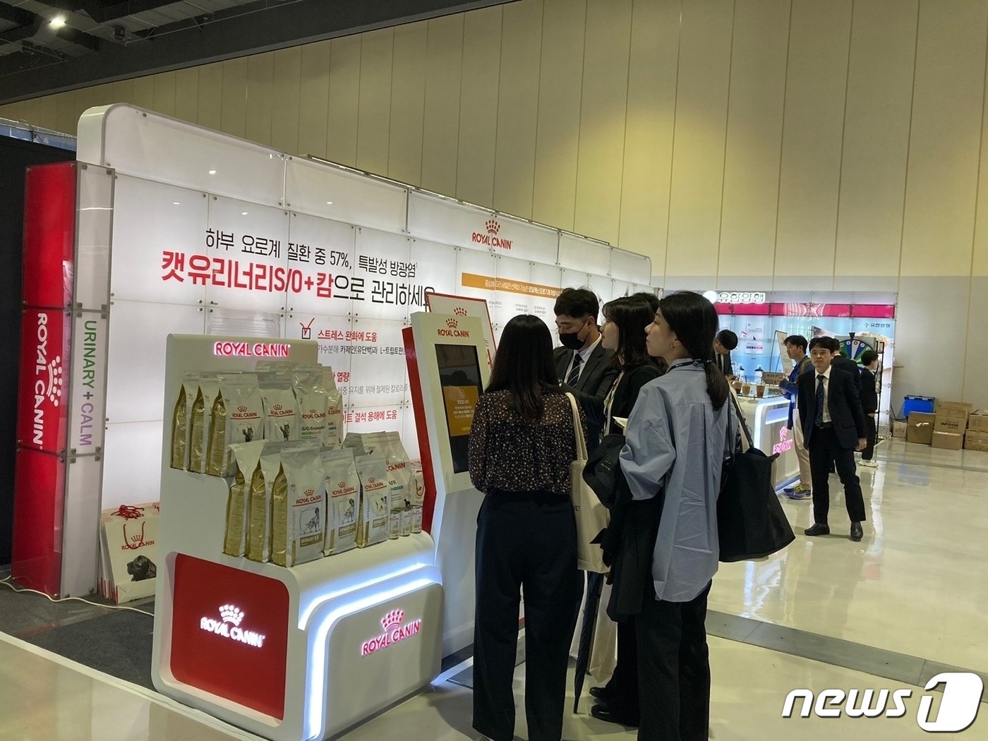 본문 이미지 - 14일 울산전시컨벤션센터에서 열린 '영남수의콘퍼런스' 참석자들이 로얄캐닌 부스를 둘러보고 있다.(로얄캐닌 제공) ⓒ 뉴스1