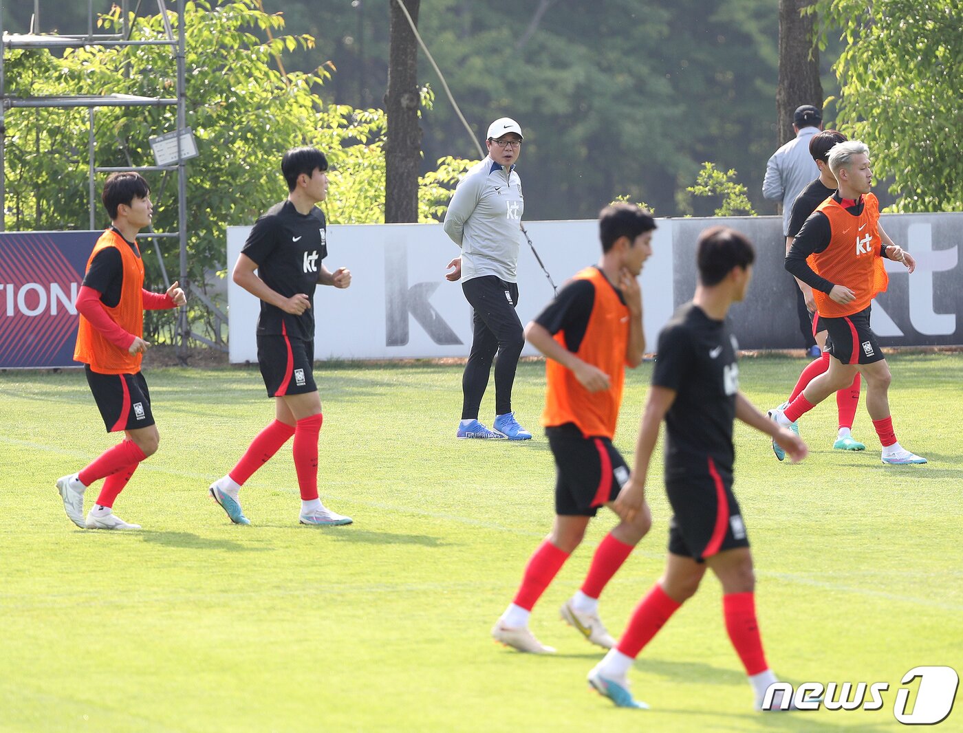 본문 이미지 - 황선홍 24세 이하 대표팀(U-24) 감독이 15일 경기 파주시 축구국가대표트레이닝센터(NFC)에서 열린 첫 소집 훈련에서 훈련 지시를 하고 있다. 항저우 아시안게임에 출전하는 U-24 대표팀 24명은 모두 K리그에서 활약 중인 선수들로 선발됐다. 2023.5.15/뉴스1 ⓒ News1 신웅수 기자