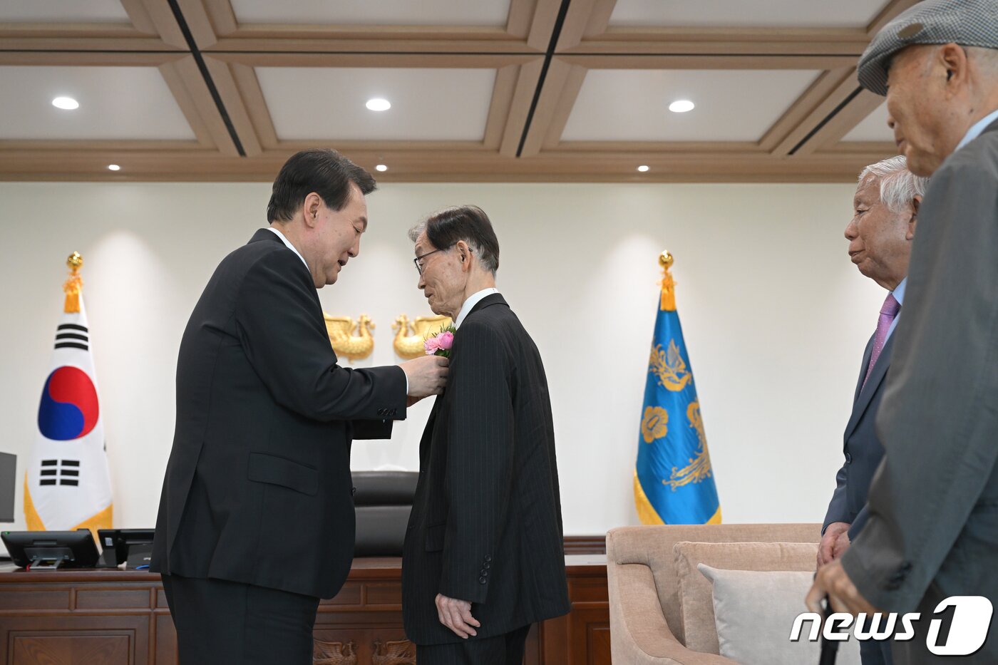 본문 이미지 - 윤석열 대통령이 15일 용산 대통령실 자유홀에서 열린 제42회 스승의 날 기념 현장교원 초청 오찬 간담회에서 은사들에게 카네이션을 달아주고 있다. (대통령실 제공) 2023.5.15/뉴스1 ⓒ News1 오대일 기자