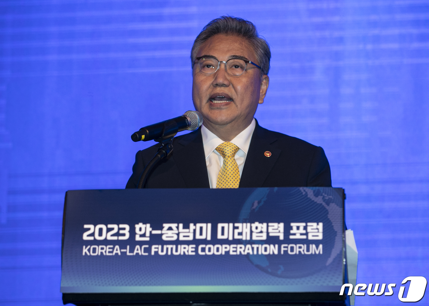 (서울=뉴스1) 김도우 기자 = 박진 외교부 장관이 16일 서울 영등포구 콘래드 서울 호텔에서 열린 2023 한-중남미 미래협력 포럼에 참석해 개회사를 하고 있다. 2023.5.1 …