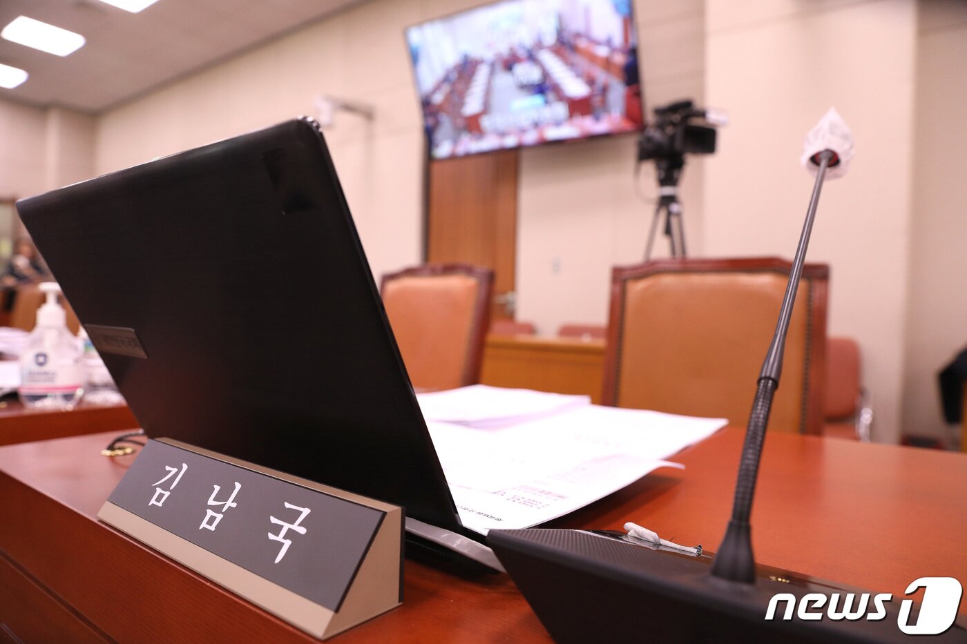 본문 이미지 - 16일 오전 서울 여의도 국회에서 열리는 법제사법위원회 전체회의에서 거액의 가상자산(암호화폐) 보유 의혹으로 더불어민주당을 탈당한 김남국 의원의 자리가 무소속 쪽으로 옮겨져 있다. 이날 김 의원은 법사위 전체회의에 불참했다. 2023.5.16/뉴스1 ⓒ News1 임세영 기자