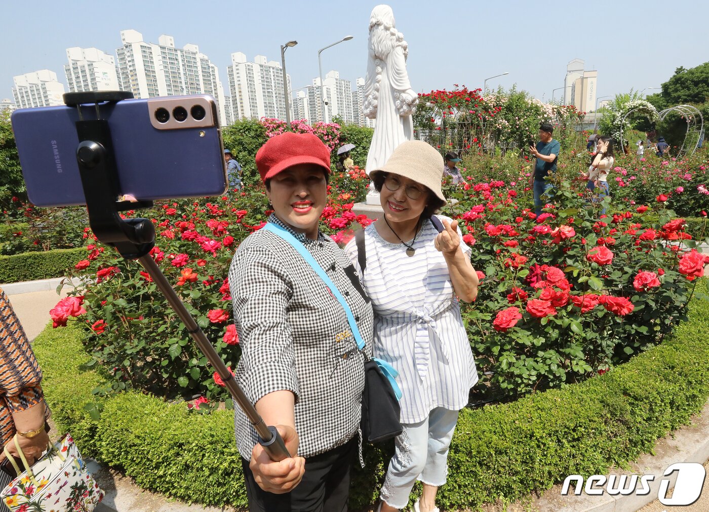 본문 이미지 - 16일 오전 서울 중랑구 수림대 장미정원을 찾은 시민들이 ‘2023 서울장미축제’를 즐기고 있다. ‘2023 서울장미축제’는 28일까지 계속된다. 2023.5.16/뉴스1 ⓒ News1 김진환 기자