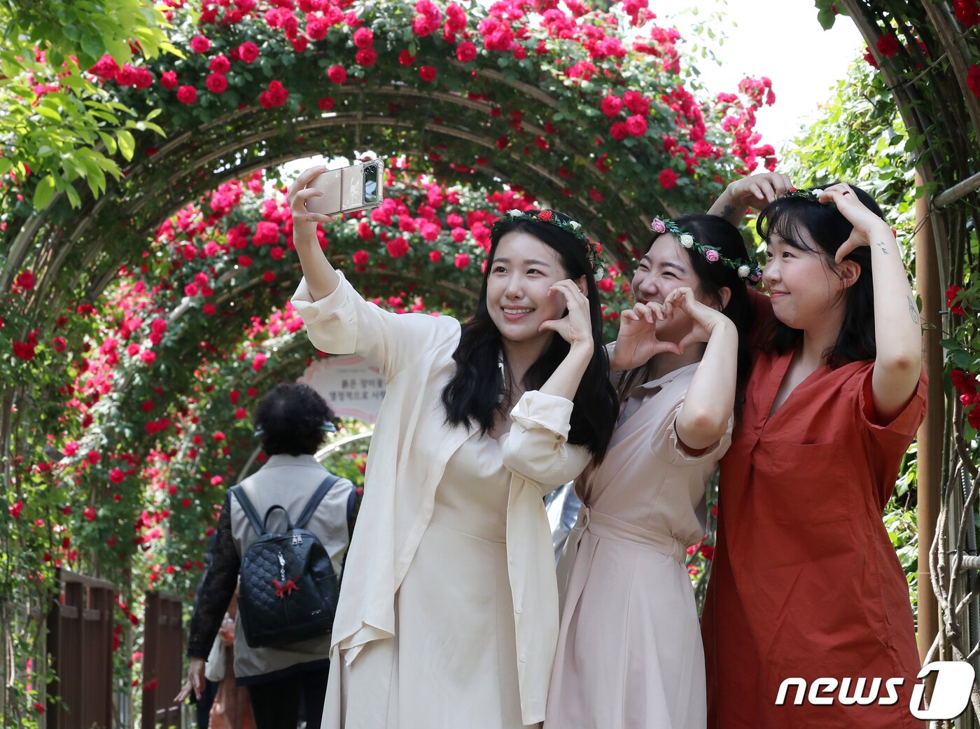 본문 이미지 - 16일 오전 서울 중랑구 수림대 장미정원을 찾은 시민들이 ‘2023 서울장미축제’를 즐기고 있다. ‘2023 서울장미축제’는 28일까지 계속된다. 2023.5.16/뉴스1 ⓒ News1 김진환 기자