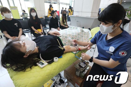 16일 오전 대구 북구 태전동 대구보건대에서 열린 '제25회 헌혈 사랑 나눔 축제'를 찾은 학생들이 헌혈에 동참하고 있다. 2023.5.16/뉴스1 © News1 공정식 기자
