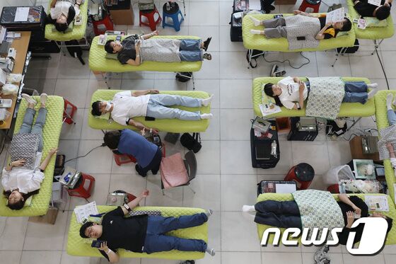 16일 오전 대구 북구 태전동 대구보건대에서 열린 '제25회 헌혈 사랑 나눔 축제'를 찾은 학생들이 헌혈에 동참하고 있다. 2023.5.16/뉴스1 © News1 공정식 기자