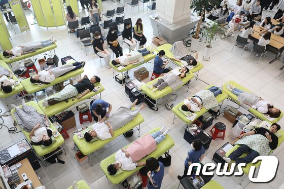 16일 오전 대구 북구 태전동 대구보건대에서 열린 '제25회 헌혈 사랑 나눔 축제'를 찾은 학생들이 헌혈에 동참하고 있다. 2023.5.16/뉴스1 © News1 공정식 기자