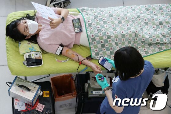 16일 오전 대구 북구 태전동 대구보건대에서 열린 '제25회 헌혈 사랑 나눔 축제'를 찾은 학생들이 헌혈에 동참하고 있다. 2023.5.16/뉴스1 © News1 공정식 기자