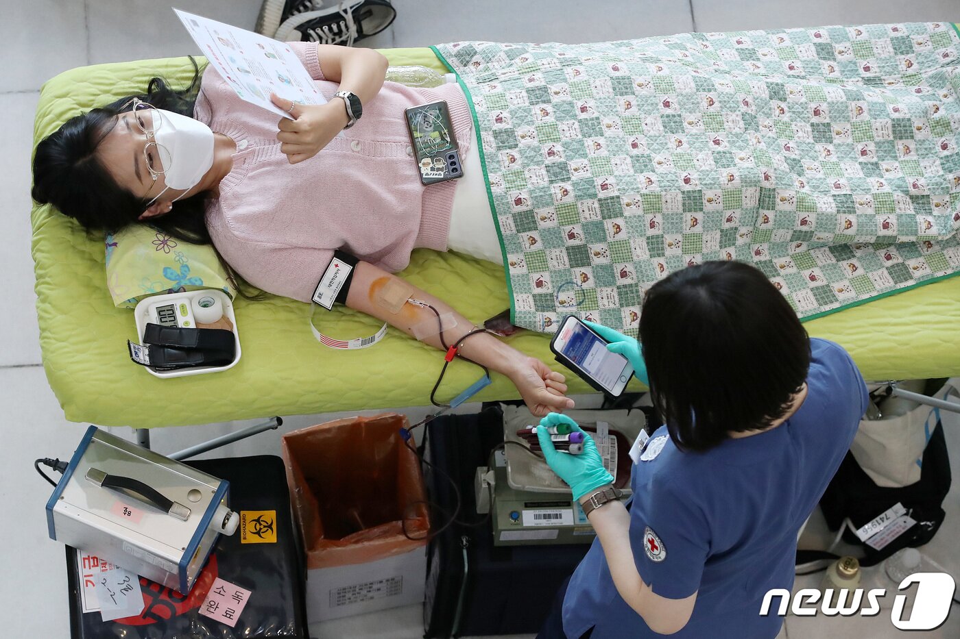 본문 이미지 - 16일 오전 대구 북구 태전동 대구보건대에서 열린 '제25회 헌혈 사랑 나눔 축제'를 찾은 학생들이 헌혈에 동참하고 있다. 2023.5.16/뉴스1 ⓒ News1 공정식 기자