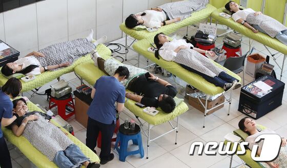 16일 오전 대구 북구 태전동 대구보건대에서 열린 '제25회 헌혈 사랑 나눔 축제'를 찾은 학생들이 헌혈에 동참하고 있다. 2023.5.16/뉴스1 © News1 공정식 기자