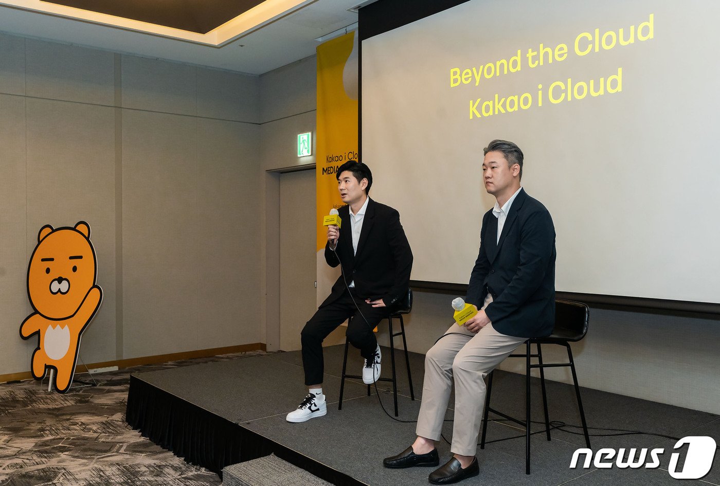 본문 이미지 -  이경진 대표이사 내정자와 정주영 전무&#40;카카오엔터프라이즈 제공&#41;