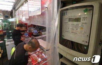 본문 이미지 - 서울 시내 전통시장에 전자식 전력량계가 설치돼 있다. 요금 인상이 본격화하기 전인 지난해 초와 현재 에너지요금을 비교한 결과 전기요금은 23%, 가스요금은 두 배 넘게 부담액이 늘었다. ⓒ News1 이동해 기자