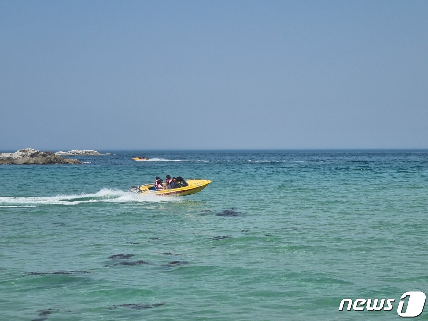 본문 이미지 - 강원 강릉지역 낮 최고기온이 35도를 넘긴 16일 강원도 강릉시 경포해변을 찾은 관광객들이 모터보트를 타며 무더위를 날리고 있다. 2023.5.16/뉴스1 ⓒ News1 윤왕근 기자