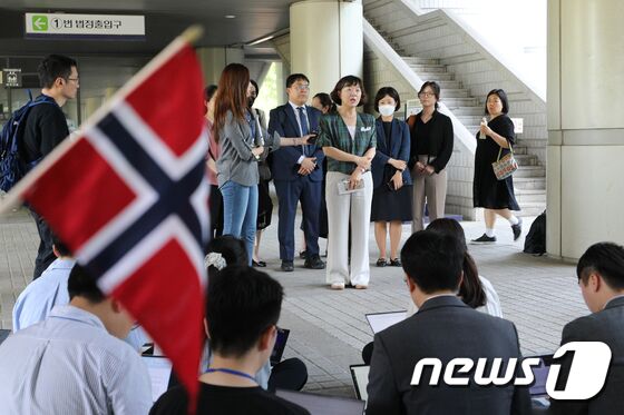 민주사회를위한변호사모임의 김수정 변호사가 16일 오후 서울 서초구 중앙지방법원 동관 앞에서 신송혁(48·아담크랩서) 씨가 홀트아동복지회와 정부를 상대로 낸 손해배상 선고 결과와 관련, 변호인단 입장을 밝히고 있다. 2023.5.16/뉴스1 © News1 안은나 기자