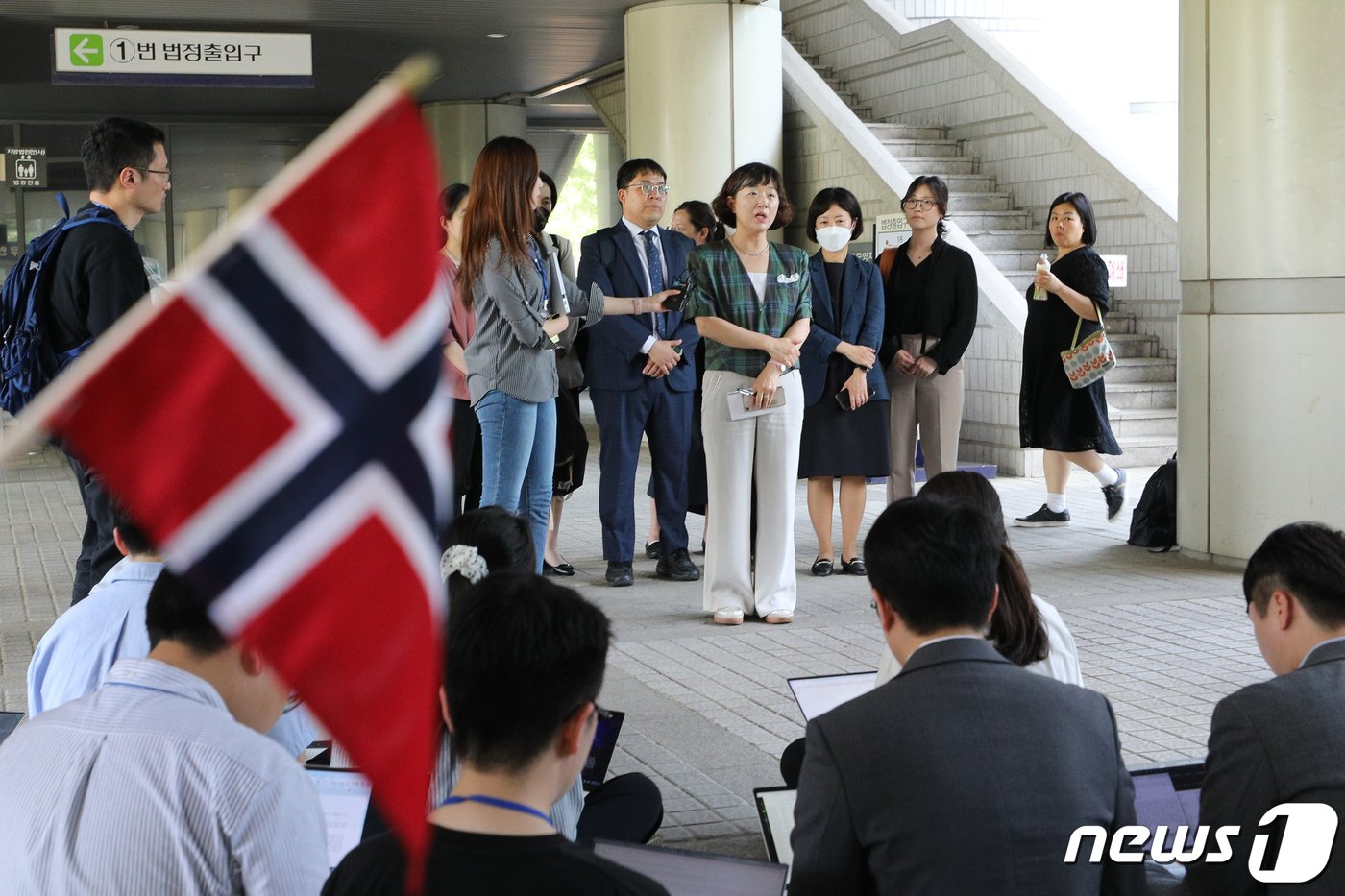 민주사회를위한변호사모임의 김수정 변호사가 16일 오후 서울 서초구 중앙지방법원 동관 앞에서 신송혁&#40;48·아담크랩서&#41; 씨가 홀트아동복지회와 정부를 상대로 낸 손해배상 선고 결과와 관련, 변호인단 입장을 밝히고 있다. 2023.5.16/뉴스1 ⓒ News1 안은나 기자