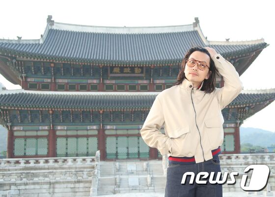 배우 이동휘가 16일 서울 종로구 경복궁 근정전 입구에서 진행된 구찌(Gucci)의 2024 크루즈 쇼 포토콜 행사에서 머리카락을 쓸어 올리고 있다. © News1 권현진 기자