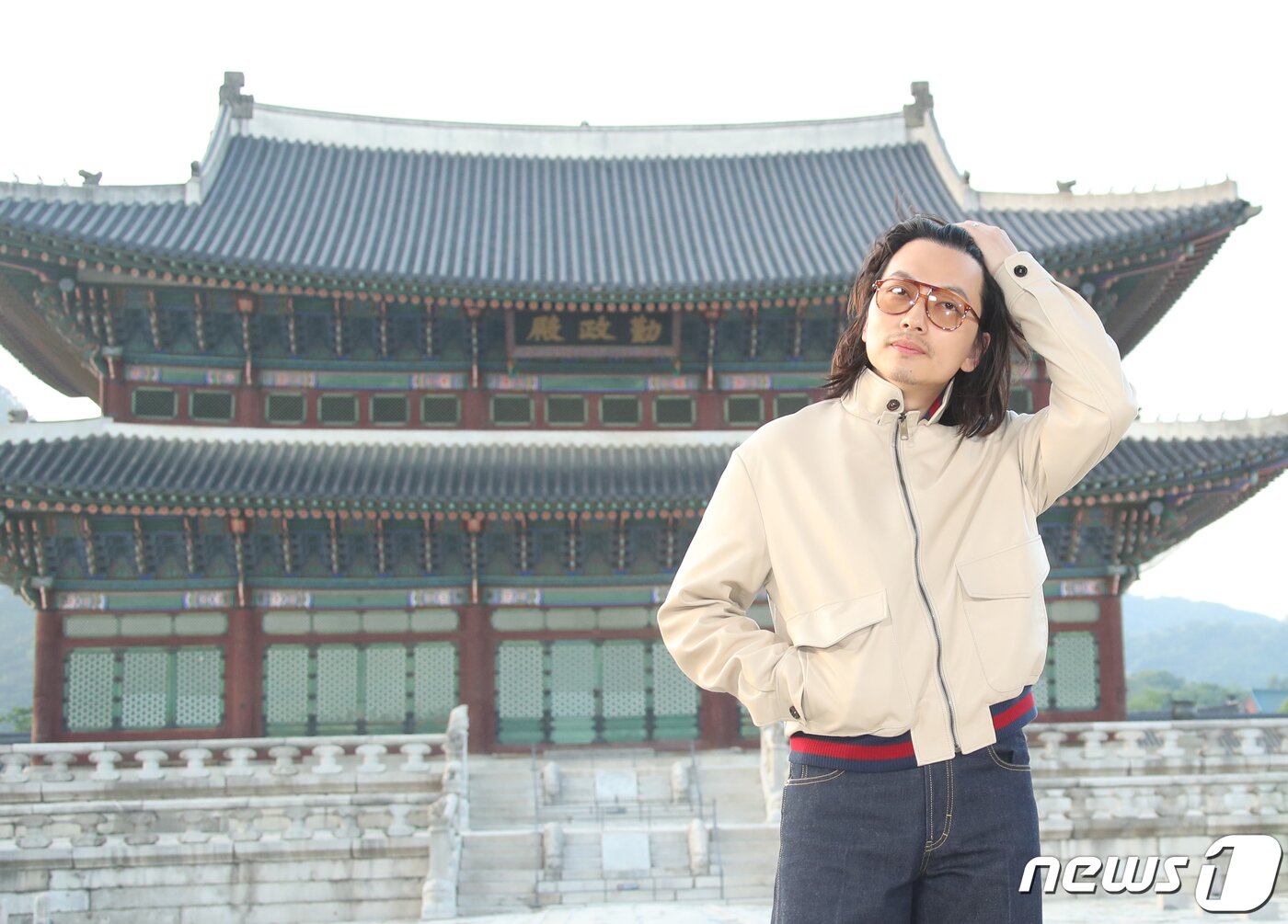 본문 이미지 - 배우 이동휘가 16일 서울 종로구 경복궁 근정전 입구에서 진행된 구찌(Gucci)의 2024 크루즈 쇼 포토콜 행사에서 머리카락을 쓸어 올리고 있다. ⓒ News1 권현진 기자