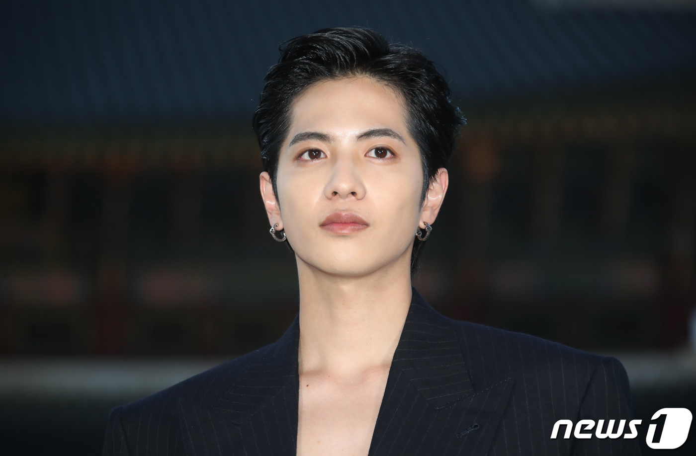 (서울=뉴스1) 권현진 기자 = 일본 배우 시손쥰이  16일 서울 종로구 경복궁 근정전 입구에서 진행된 구찌(Gucci)의 2024 크루즈 쇼 포토콜 행사에서 포즈를 취하고 있다. …