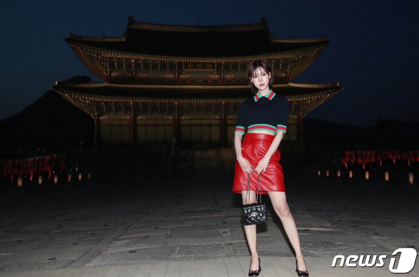 본문 이미지 - 에스파 윈터가 16일 서울 종로구 경복궁 근정전 입구에서 진행된 구찌(Gucci)의 2024 크루즈 쇼 포토콜 행사에서 신비로운 매력으로 시선을 사로잡고 있다. ⓒ News1 권현진 기자