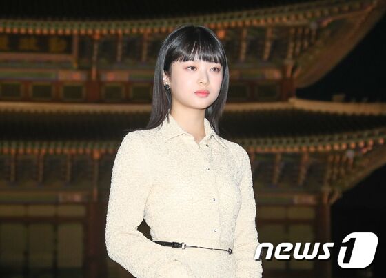 뉴진스 하니가 16일 서울 종로구 경복궁 근정전 입구에서 진행된 구찌(Gucci)의 2024 크루즈 쇼 포토콜 행사에서 매력을 발산하고 있다. © News1 권현진 기자