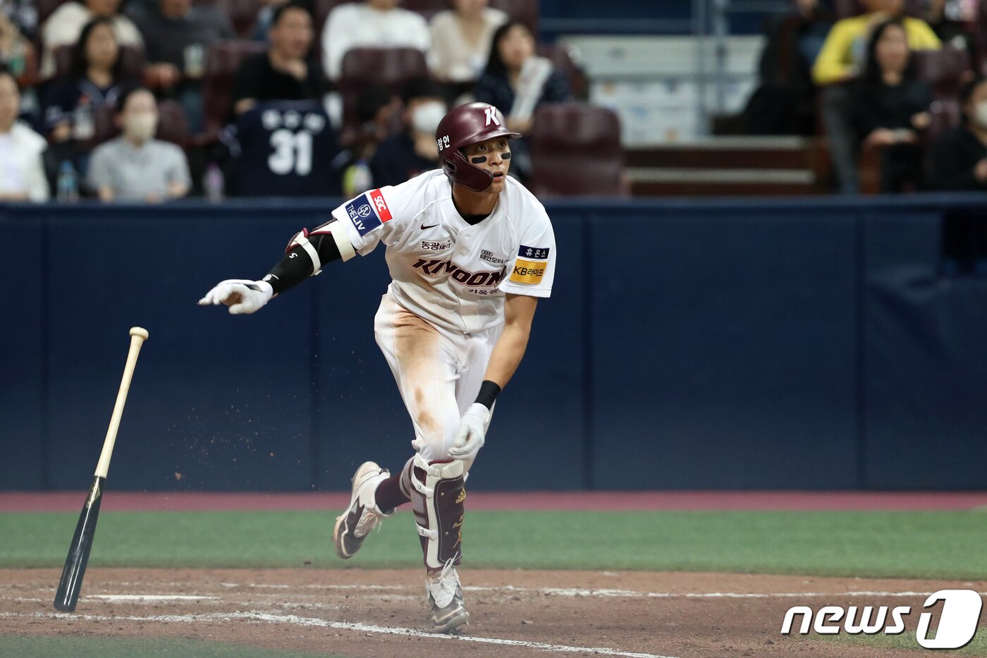 본문 이미지 - 16일 오후 서울 구로구 고척돔에서 열린 프로야구 '2023 신한은행 SOL KBO리그' 두산베어스와 키움히어로즈의 경기에서 7회말 키움 공격 1사 주자 1루, 이정후가 타격한 뒤 1루로 향하고 있다. 2023.5.16/뉴스1 ⓒ News1 이승배 기자