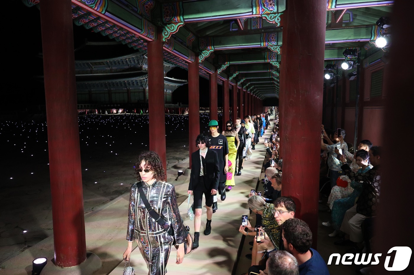 (서울=뉴스1) 사진공동취재단 = 16일 오후 서울 경복궁 근정전에서 열린 이탈리아 명품 브랜드 구찌(GUCCI) 2024 크루즈  패션쇼에서 모델들이 런웨이를 걷고 있다.경복궁의 …