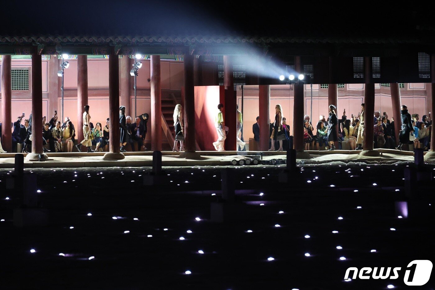 본문 이미지 - 16일 오후 서울 경복궁 근정전에서 열린 이탈리아 명품 브랜드 구찌(GUCCI) 2024 크루즈 패션쇼에서 모델들이 런웨이를 걷고 있다. 경복궁의 중심 건물인 근정전은 조선시대 왕실이 의식을 거행하고 외국 사신을 맞는 행사가 열린 곳이다. 2023.5.16/뉴스1 ⓒ News1 사진공동취재단